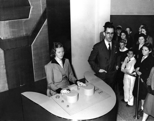 Voder demonstration at the 1939 World's Fair Voder demonstration at the 1939 World's Fair